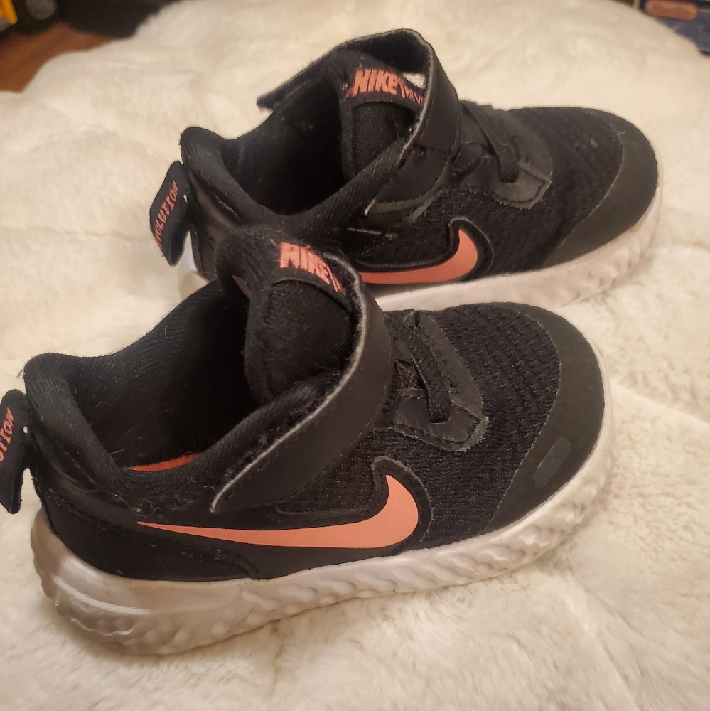 Toddler Girl Nike Revolution - Picture 1 of 2